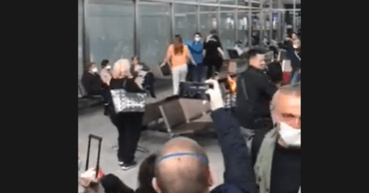 Sretni zbog povratka kući Crnogorci zaplesali kolo na aerodromu i napravili šou