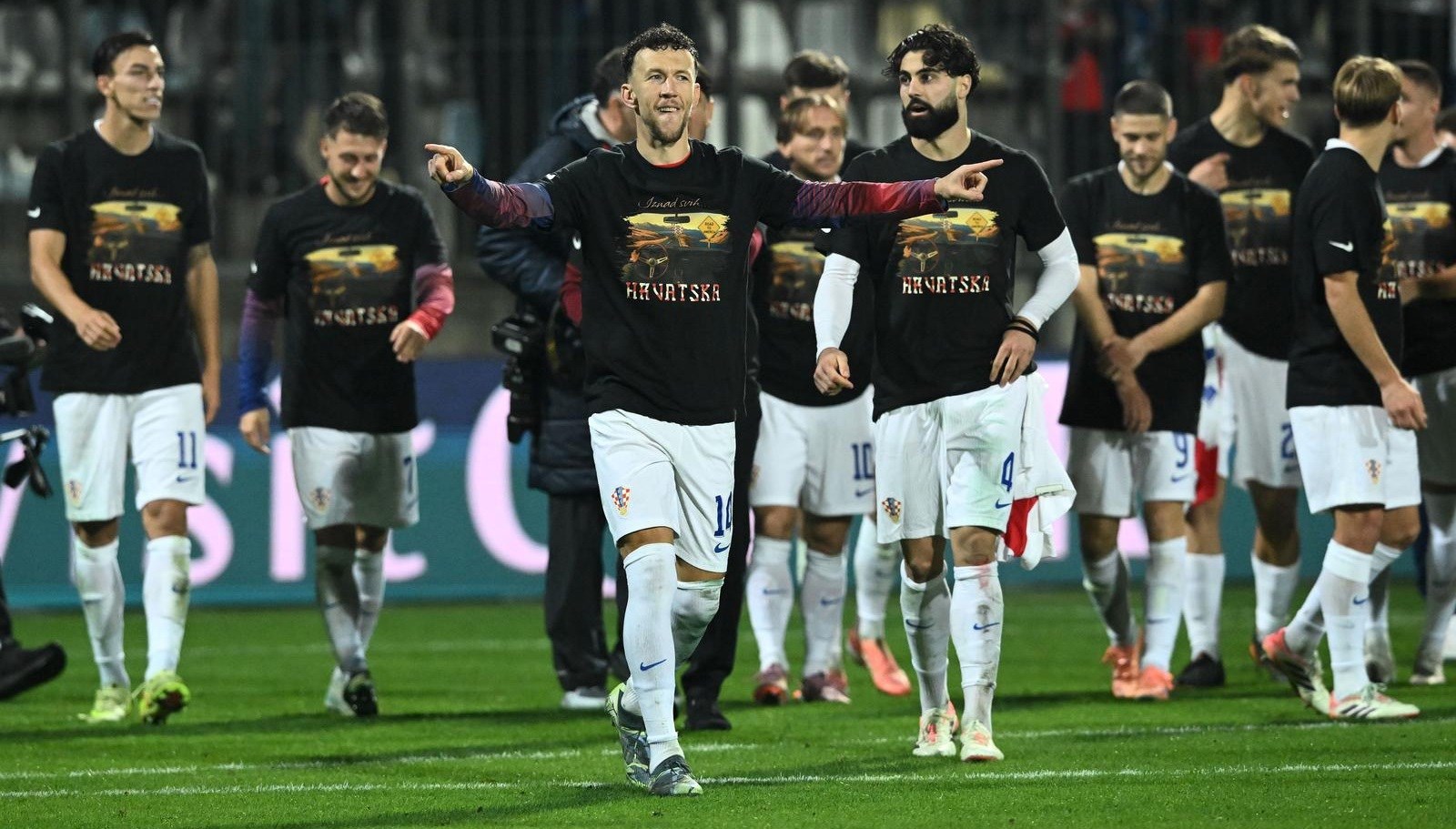 U kakvim su to majicama hrvatski igrači slavili odlazak na Svjetsko prvenstvo?