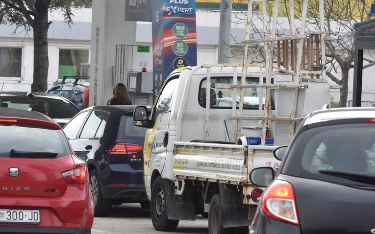 Slovenac umalo opuškom zapalio benzinsku kod Šibenika 