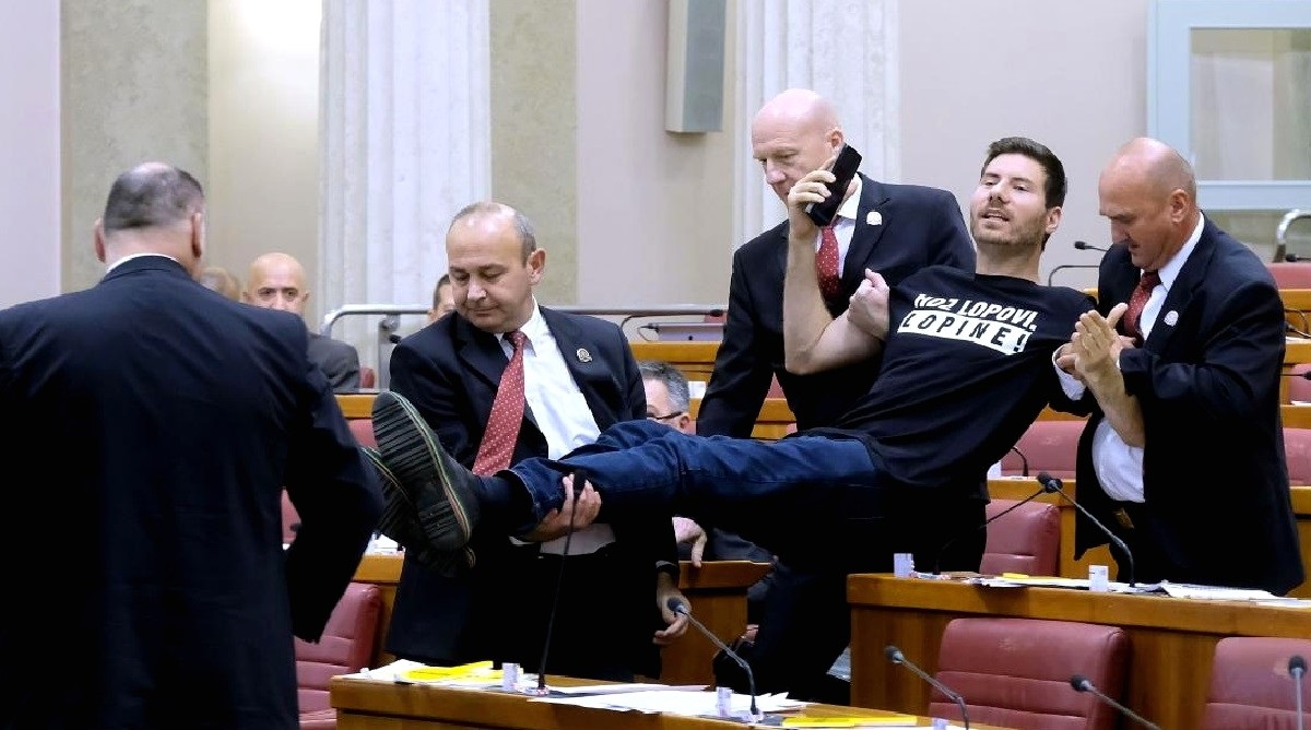 FOTO Pernara opet izbacili iz sabora