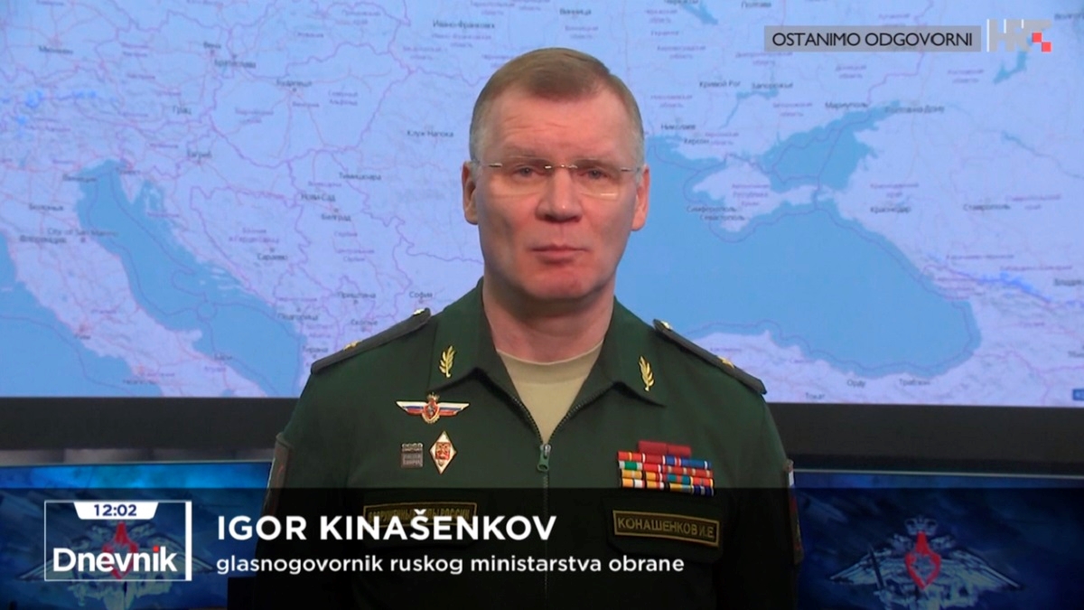 Ovo je glasnogovornik ruskog ministarstva. Iza njega je karta s neovisnim Kosovom