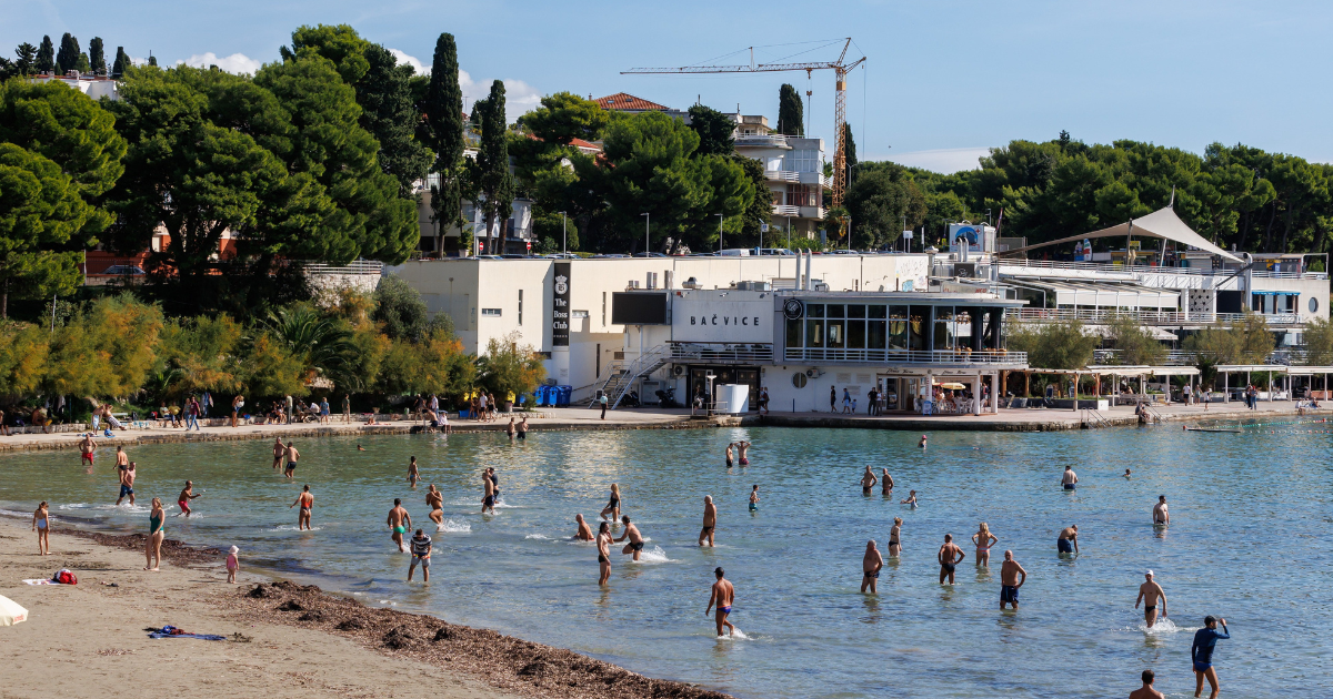 Ovako izgleda Split sredinom listopada. Ljudi se sunčaju i kupaju