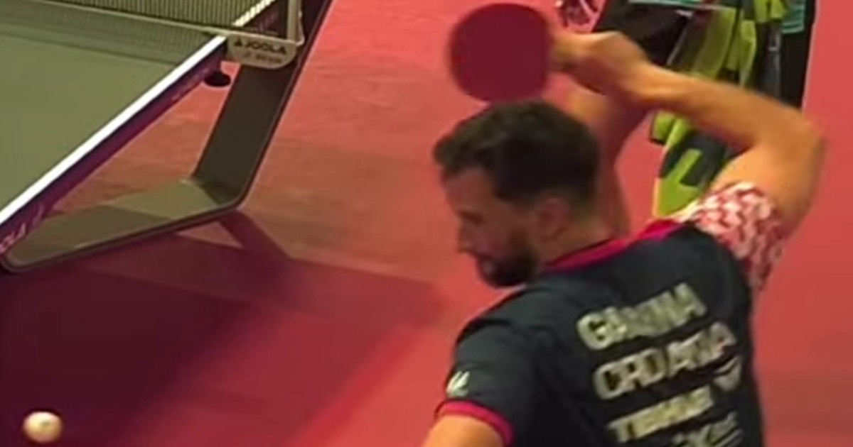 VIDEO Gaćina poludio na suca i protivnika. "Je*em ti mater u pi*ku da ti je*em"