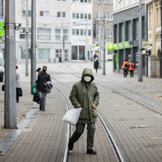 Češka uvodi obvezno cijepljenje, Slovačka cijepljenima dozvolila odlazak u trgovine