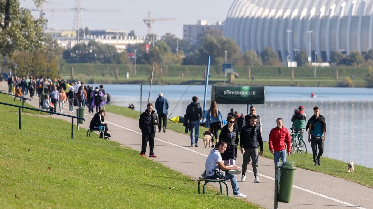 FOTO Zagrepčani sunčanu nedjelju iskoristili za šetnju Jarunom