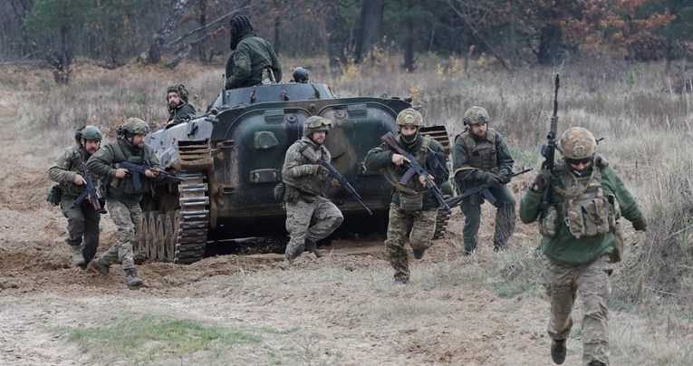 Ukrajince koji žive u inozemstvu zovu u vojsku. Ako odbiju, prijete im kazne?