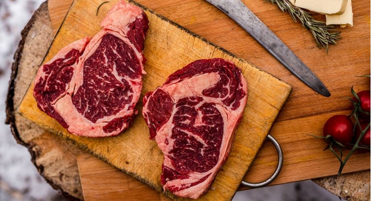 Razbijamo mitove o pečenju mesa - treba li meso odstajati na sobnoj temperaturi?