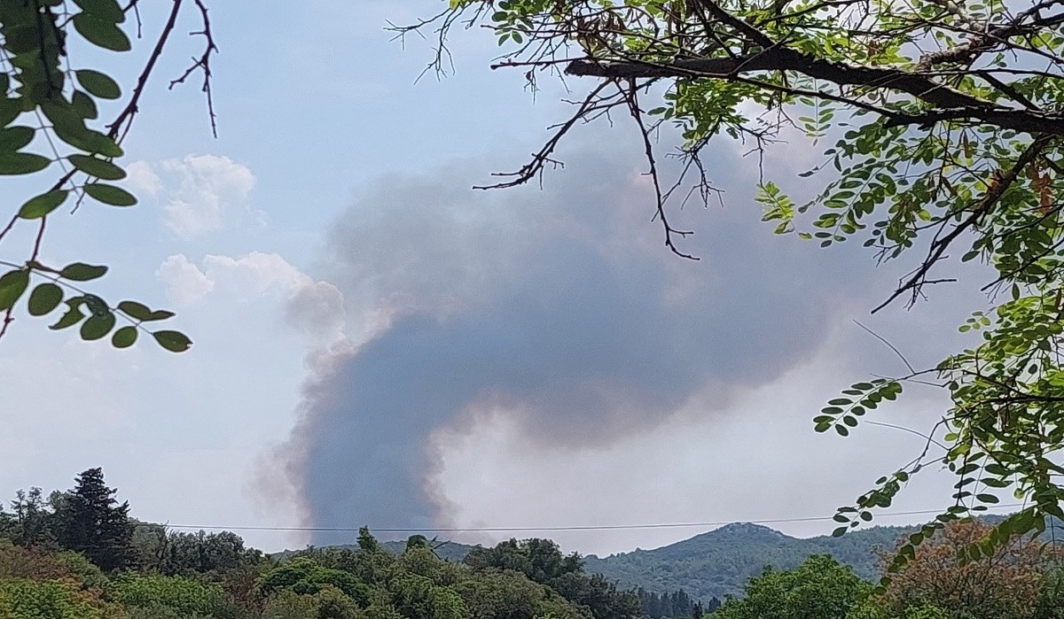 Udari groma uzrokovali požar na Dugom otoku i Paklenici, gašenje u tijeku