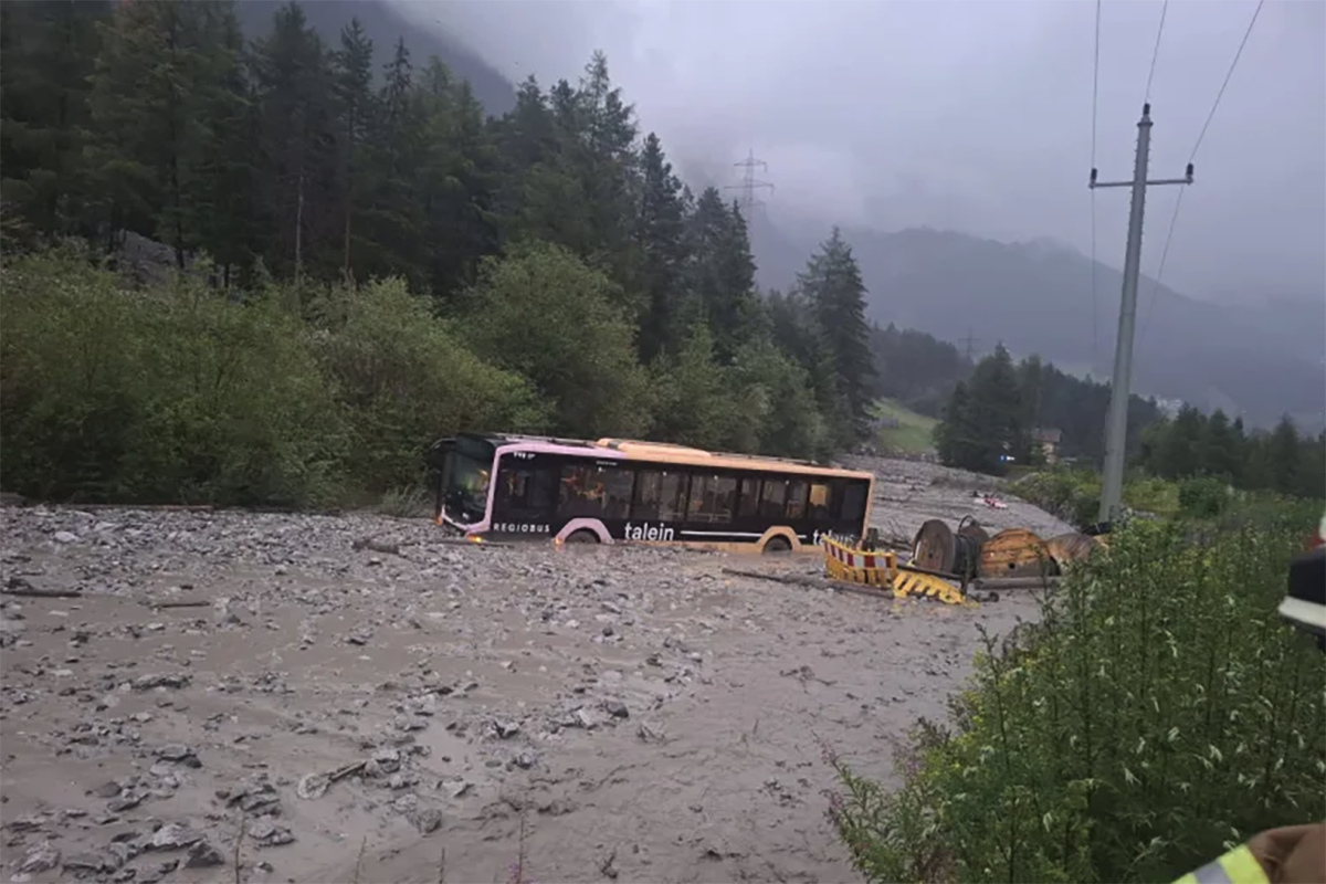 Blatna bujica u Austriji odnijela autobus, putnici spašeni