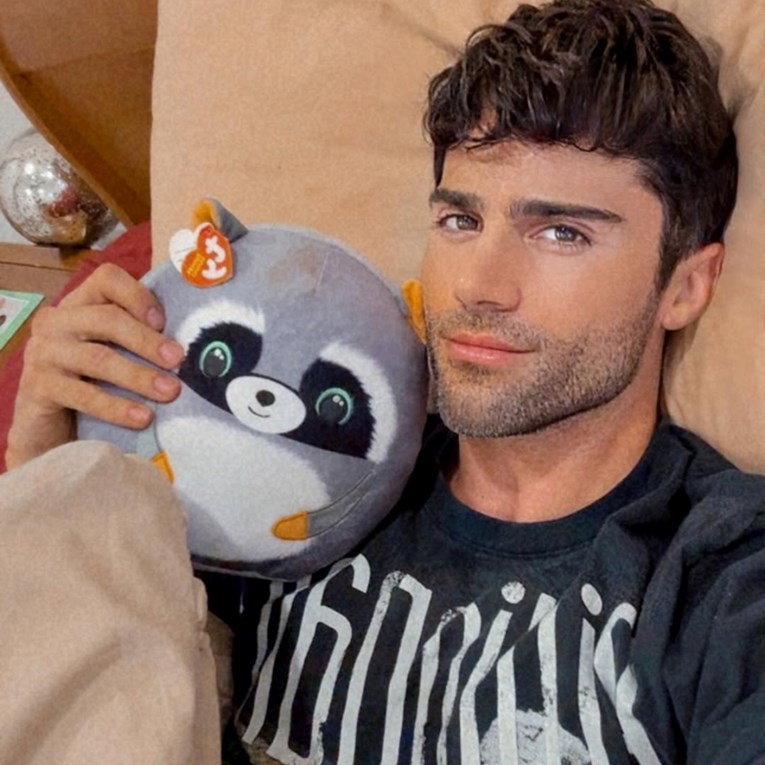 Glumac Max Ehrich priveden zbog napada na majku. Incident navodno prenosio uživo