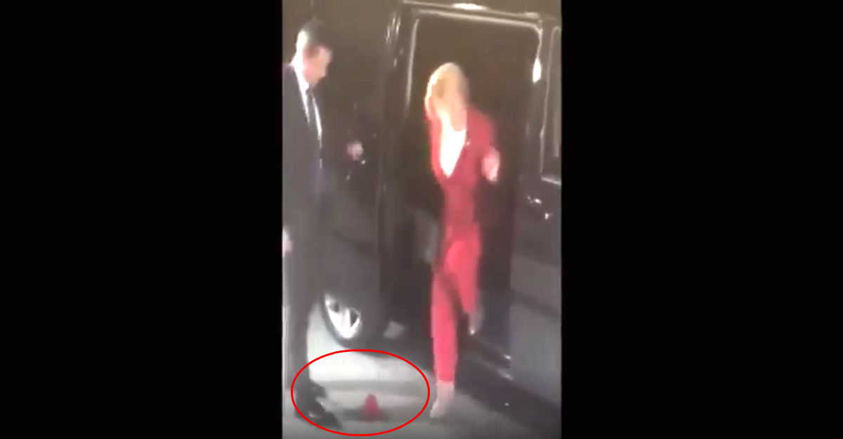 Kolinda pričala o ekologiji. Iz auta joj ispala plastika, čuvar je šutnuo nogom