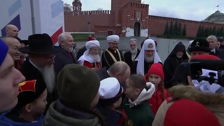 ВИДЕО Девојче (11) го моли Путин да го спаси ранетиот чичко од бојното поле. Погледнете го одговорот