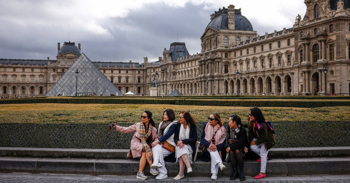 Čini se da se Louvre raspada