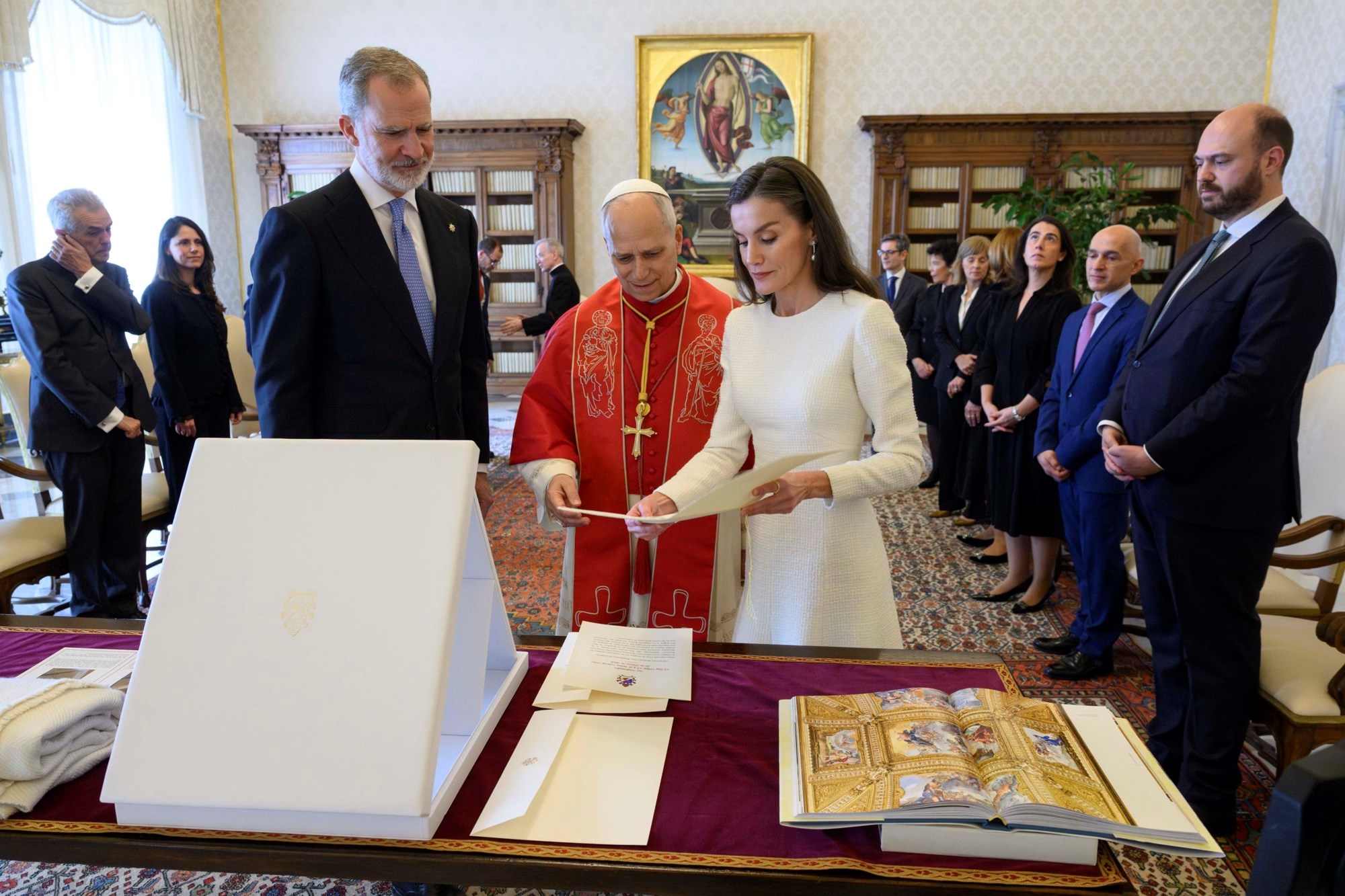 Kraljica Letizia u bijelom kod pape. To može samo sedam žena na svijetu