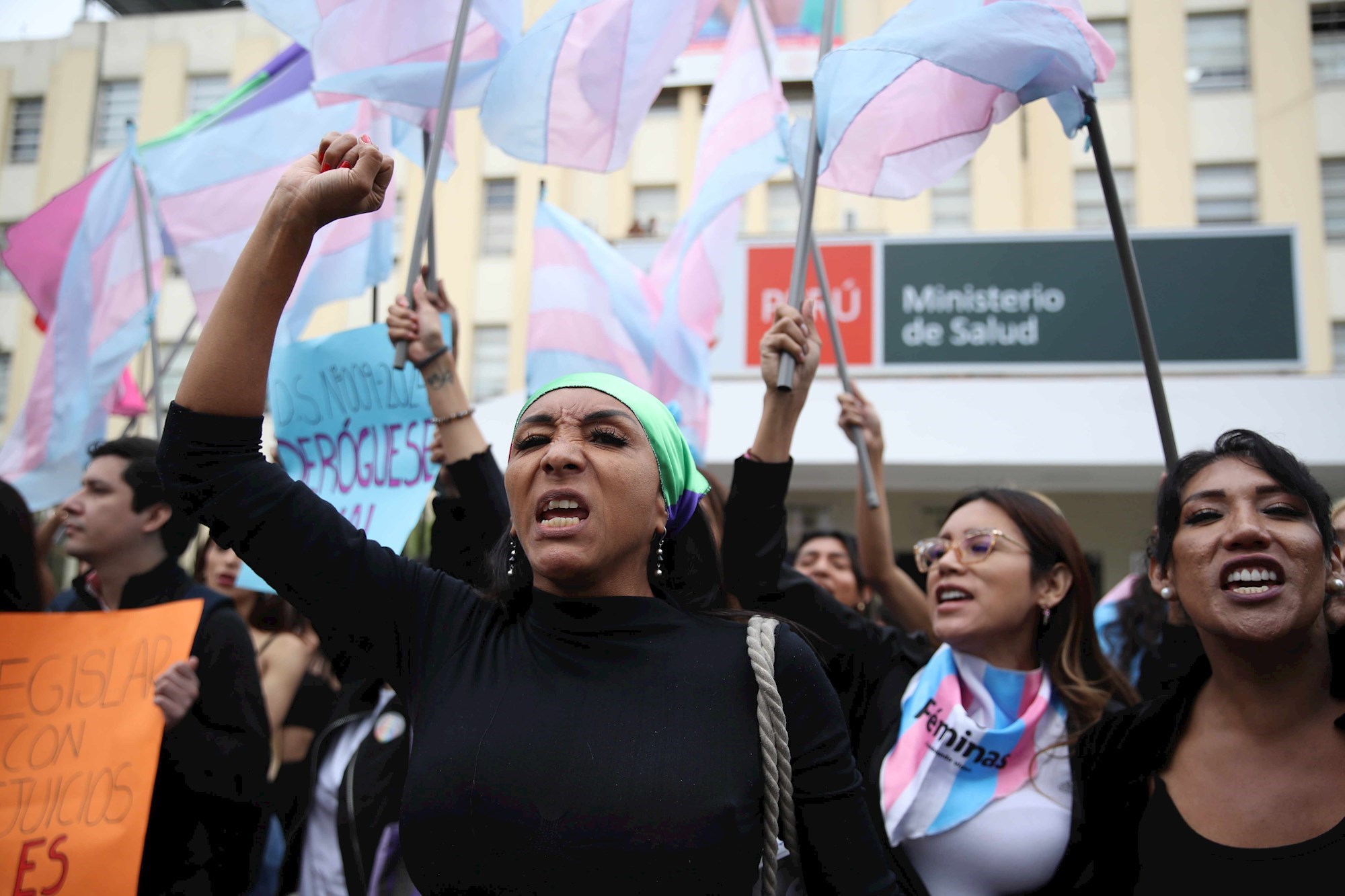 Peru zakonom naredio da se transrodne osobe označava kao bolesne, ljudi na ulicama