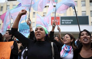Peru zakonom naredio da se transrodne osobe označava kao bolesne, ljudi na ulicama