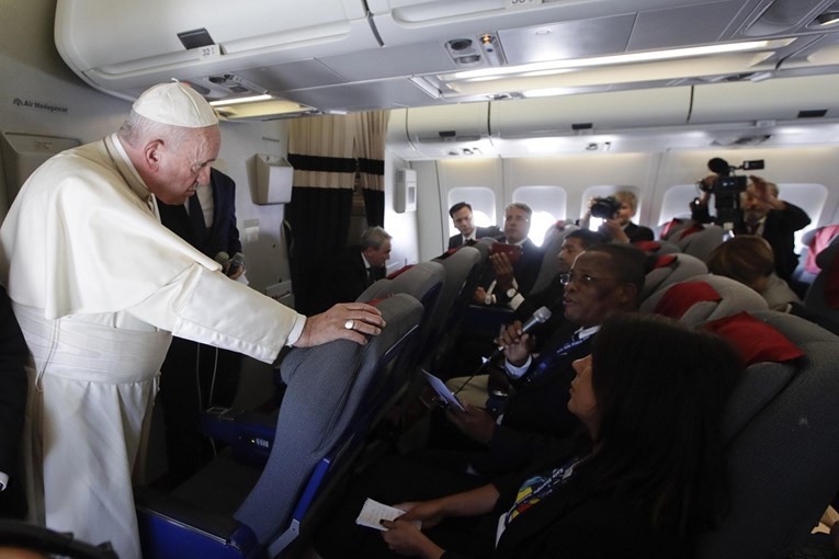 Papa Franjo optužio kritičare: "Smiju se dok mi zabadaju nož u leđa"