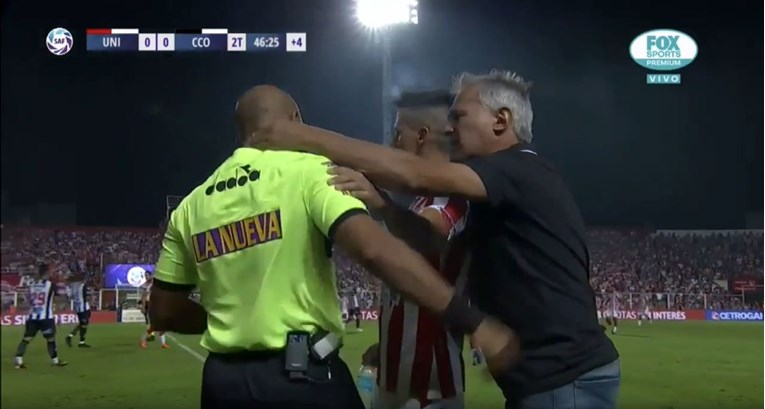 VIDEO Argentinski trener gurao četvrtog suca i hvatao ga za vrat