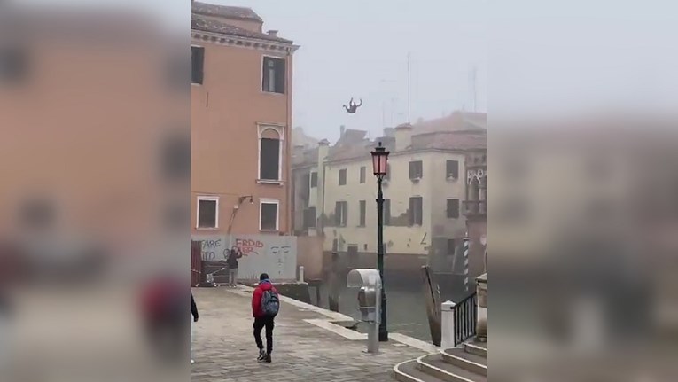 U Veneciji s 3. kata skočio u kanal. Gradonačelnik: Zaslužio je certifikat za glupost