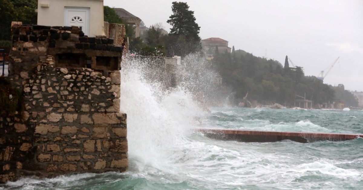 Jako jugo zahvatilo Rijeku, fotografi snimili nestvarne prizore valova