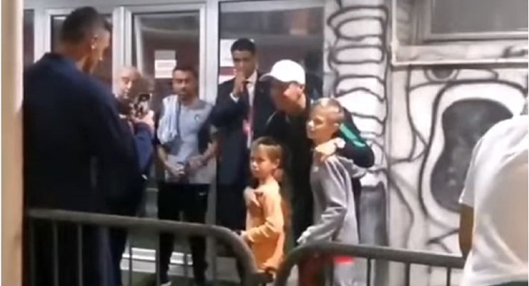 Srpski as pred svlačionicom s djecom čeka radi slike s Ronaldom