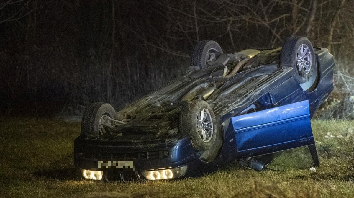 FOTO Auto u Zagrebu sletio s ceste i završio na krovu