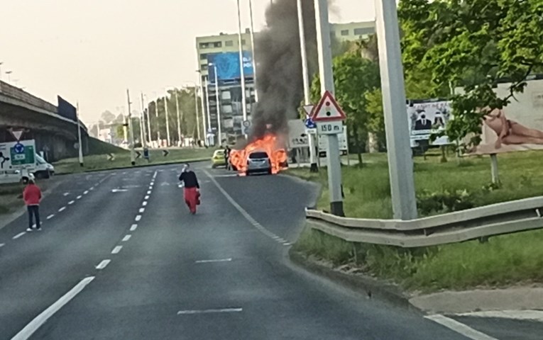 Zapalio se auto na cesti u Novom Zagrebu