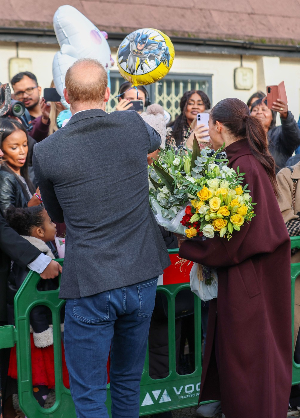 Meghan i Harry prvi put zajedno u javnosti nakon povratka u Britaniju, dobili cvijeće