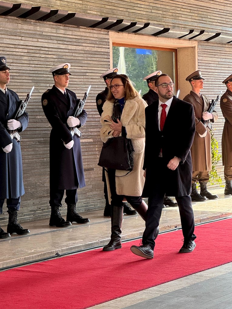 Tomislav Tomašević na inauguraciju Zorana Milanovića došao u casual cipelama