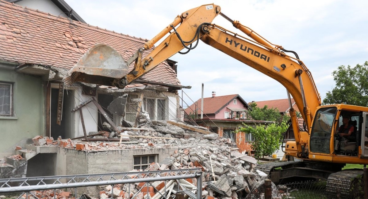 Počelo rušenje prve kuće u Zagrebu. Od potresa je prošlo 445 dana