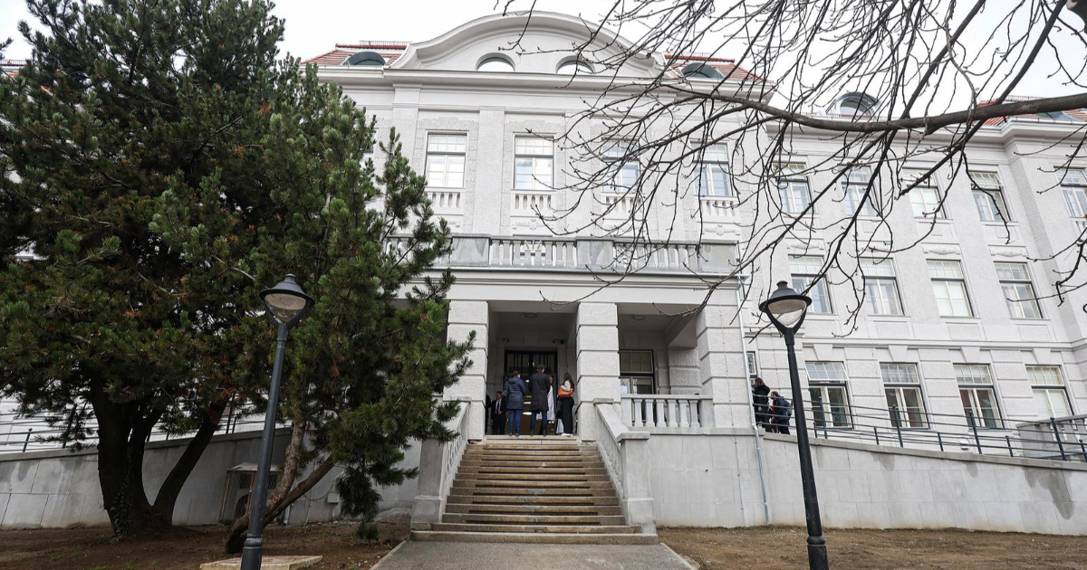 Zbog gripe Petrova zabranila pratnju na porodu i posjete