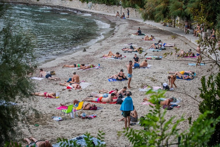 FOTO Kupanje, sunčanje i opuštanje na plaži. Ovako izgleda jesen u Splitu