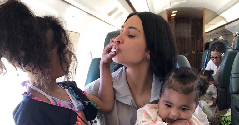 Kim Kardashian napali jer joj kći nosi velike okrugle naušnice