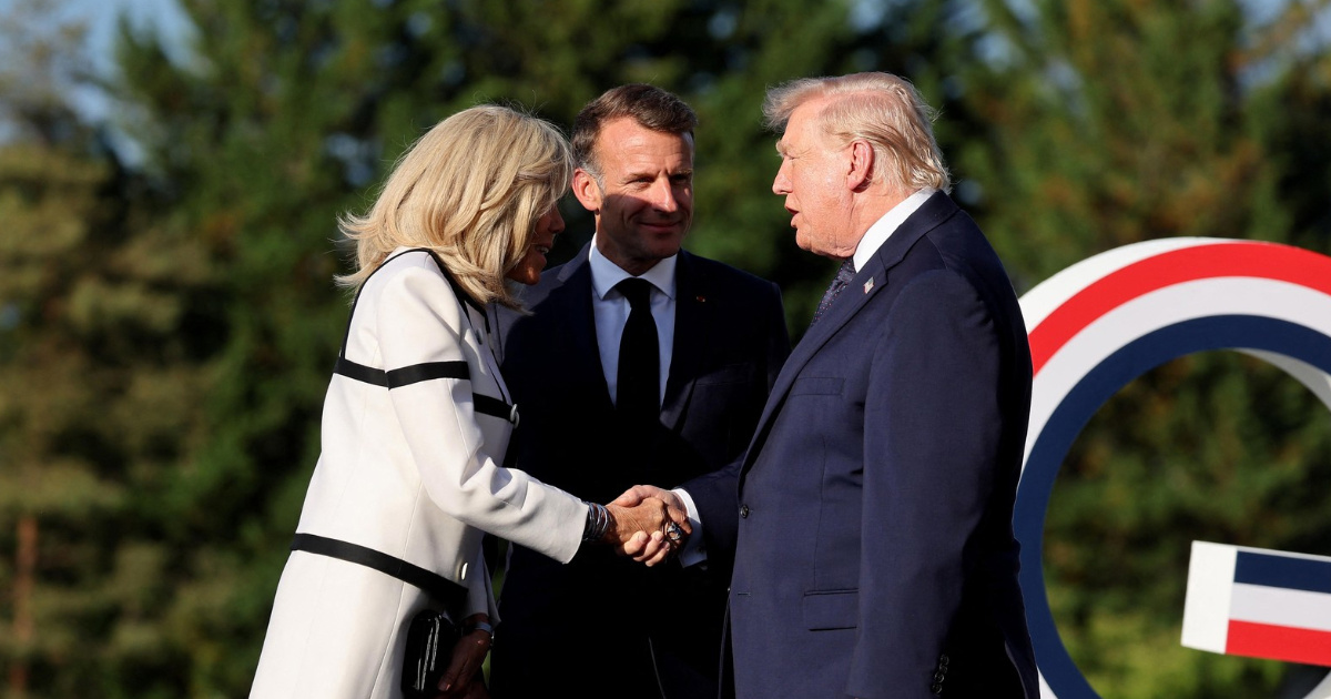 Viralna snimka: Trump gotovo 15 sekundi nije puštao ruku Brigitte Macron