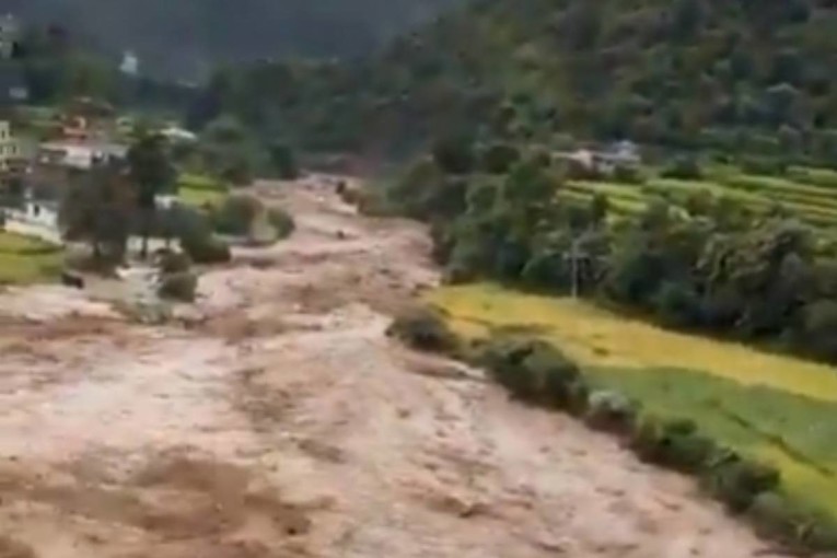 VIDEO Velike poplave pogodile Indiju i Nepal. Poginule najmanje 83 osobe