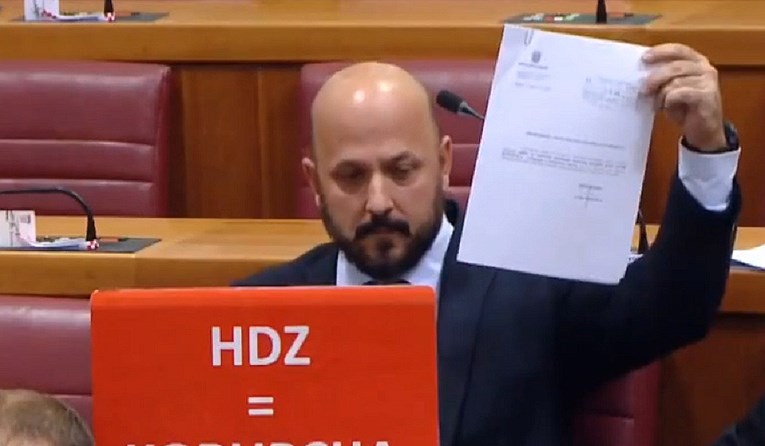 VIDEO Maras zalijepio poruku HDZ-u i Plenkoviću, izbio sukob s Jandrokovićem
