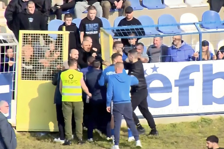 VIDEO Kaos u Bugarskoj. Navijači razvalili ogradu na tribini nakon crvenog kartona