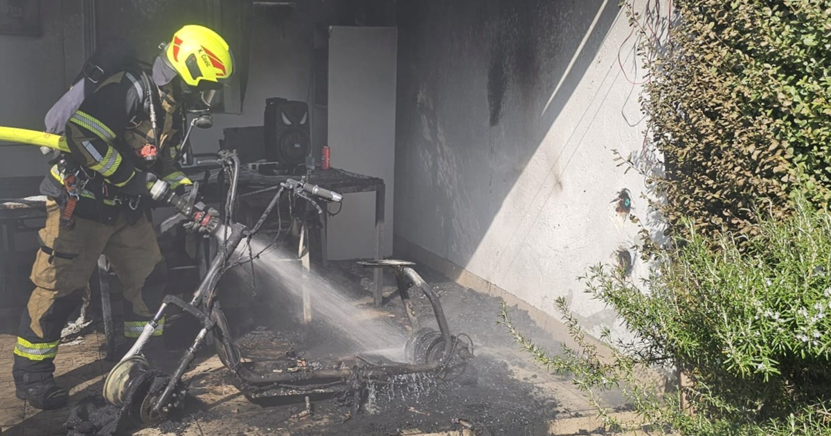 FOTO U Zagrebu planuo električni romobil