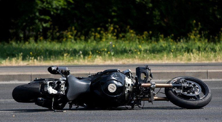 Kod Karlovca poginuo motociklist, nepropisno je pretjecao auto