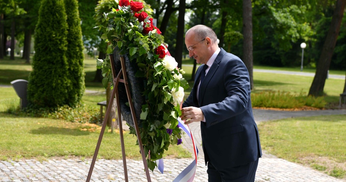 Milanovićev izaslanik položio vijenac i zapalio svijeću za žrtve poraća kod Maribora
