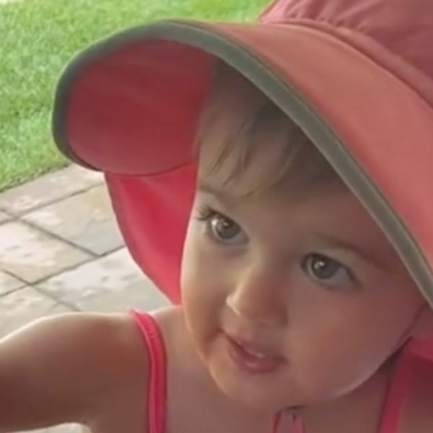 Brižna dvogodišnjakinja oduševila reakcijom na ubod stršljena: Jadna mama!