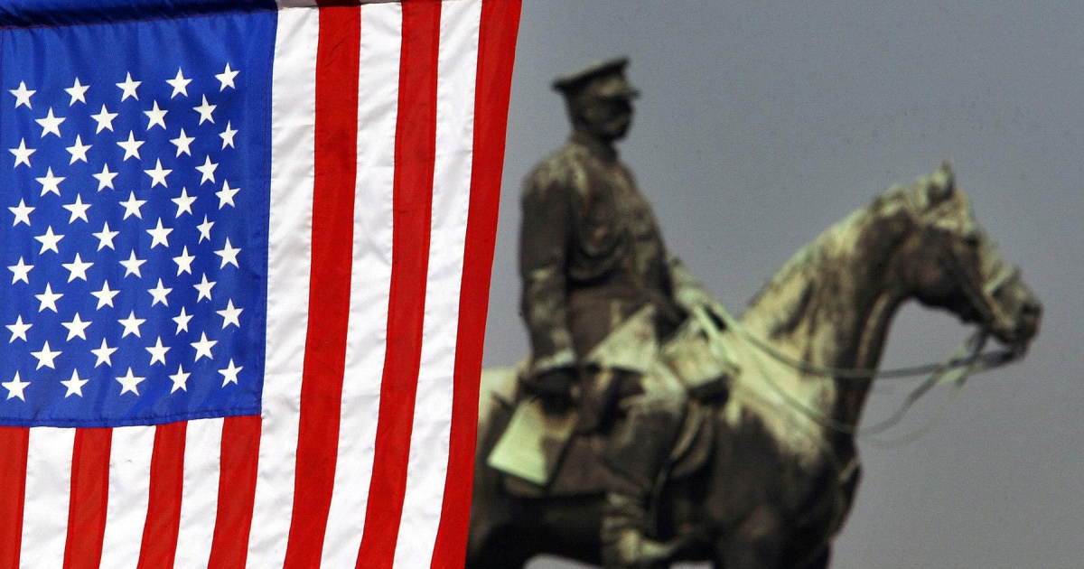 Trump ne može samo tako napustiti NATO, ali to nema veze. NATO je mrtav u praksi