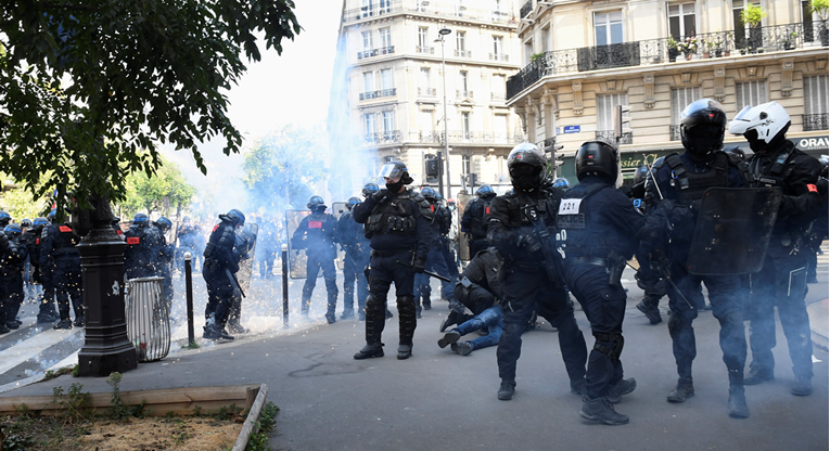 Pariški policajci na izmaku snaga, a tek ih čeka naporno ljeto. Obećani im bonusi