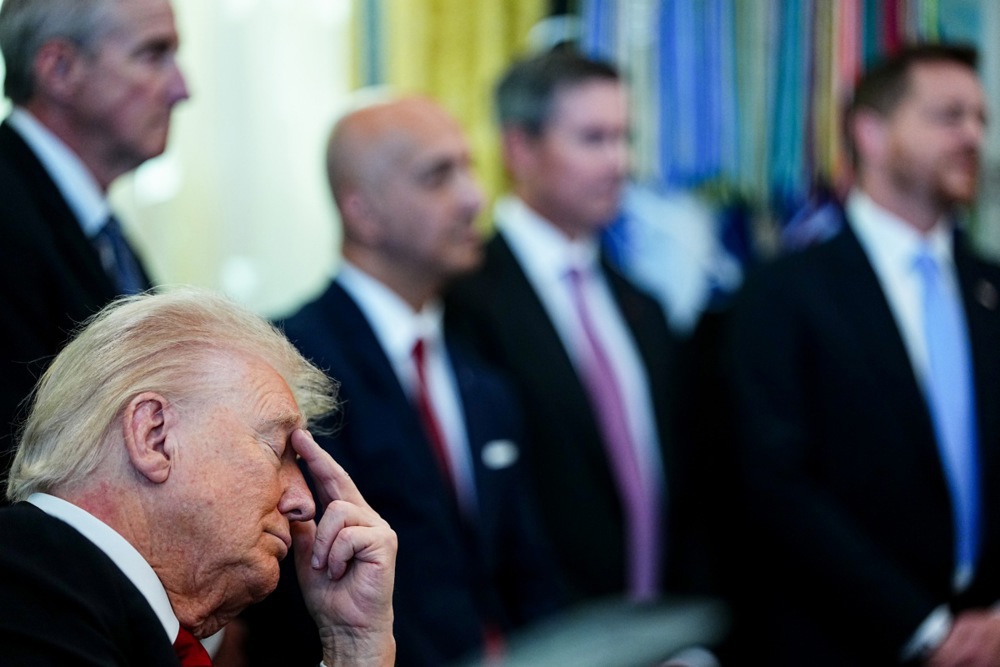 Šire se fotografije Trumpa zatvorenih očiju. Bijela kuća: Nije spavao