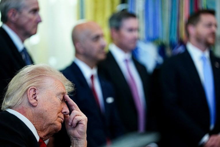 Širi se snimka Trumpa zatvorenih očiju tijekom sastanka. Bijela kuća: Nije spavao