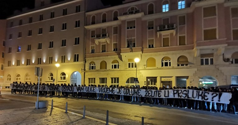 Torcida ispred HDZ-ove prostorije u Splitu: "Želite li prsluke?"
