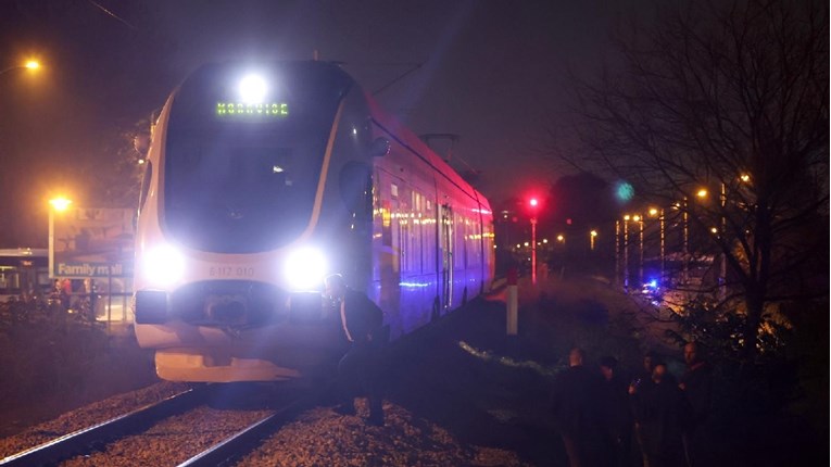 U Slavoniji vlak naletio na prazan automobil, uhićen vozač auta