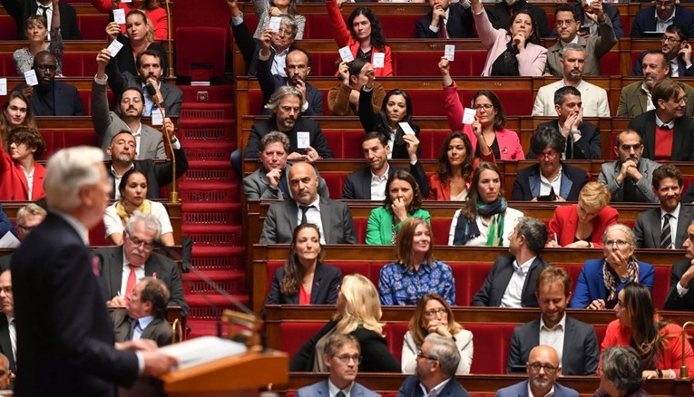 Većina Francuza želi nove izbore, najveću podršku ima antimigrantska stranka