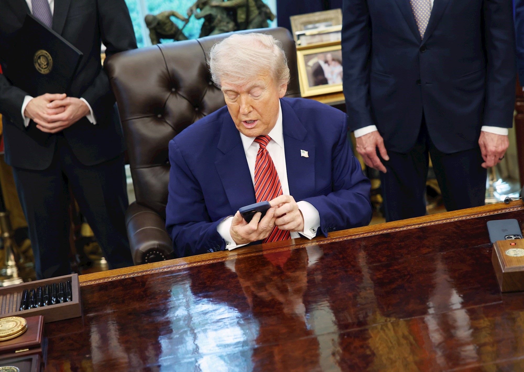 Trump nikad ne prekida poziv: Bizarni telefonski rituali američkog predsjednika