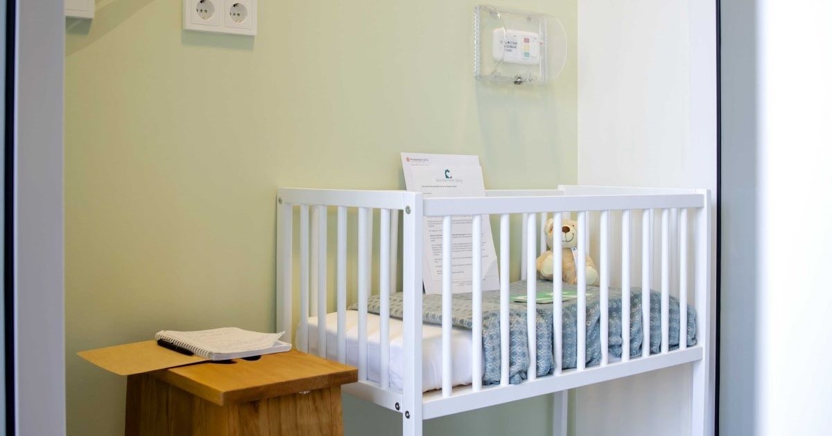 Britanski policajci razvalili vrata da bi spasili bebu, otkrili da se radi o lutki